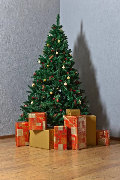 Arbre de Noël avec cadeaux dans des boîtes colorées — Photo