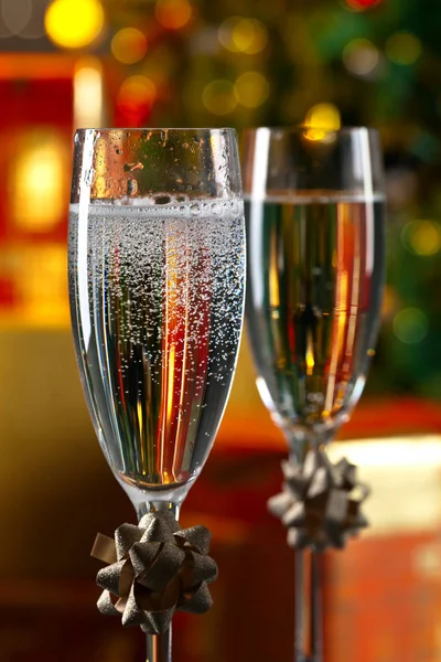 Dois copos com champanhe e enfeites de Natal — Fotografia de Stock