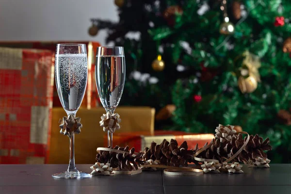 Deux verres avec champagne et ornements de Noël — Photo