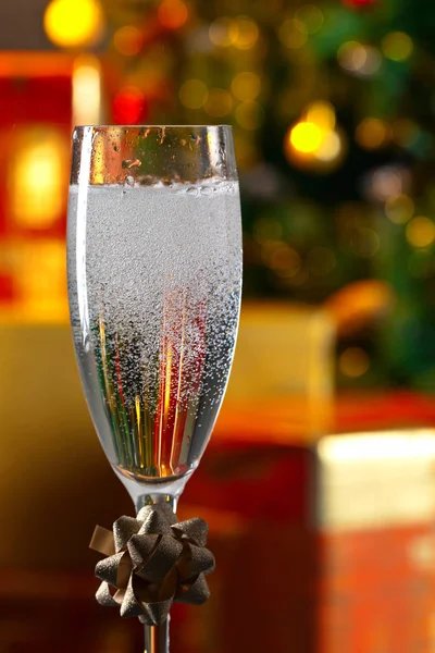 Bicchiere con champagne e ornamenti natalizi — Foto Stock