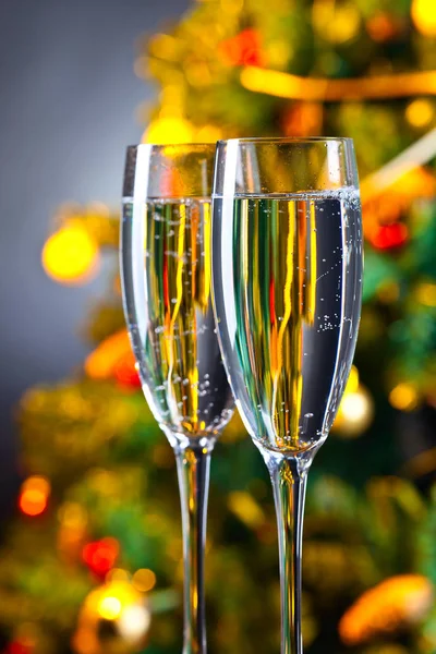 Twee glazen met champagne en kerst versieringen — Stockfoto