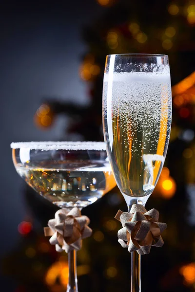 Deux verres avec champagne et ornements de Noël — Photo