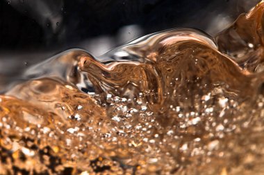 cam siyah arka plan üzerine beyaz şarap