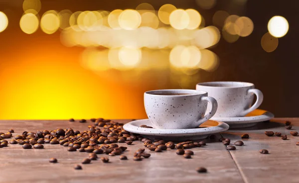 Xícaras de café preto e feijão — Fotografia de Stock