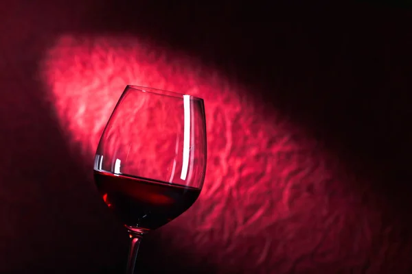 Glas rode wijn op een donkere achtergrond — Stockfoto
