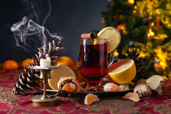 The mulled wine with spices and tangerines — Stock Photo, Image