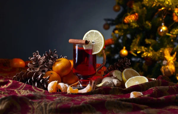O vinho ruminado com especiarias e tangerinas — Fotografia de Stock
