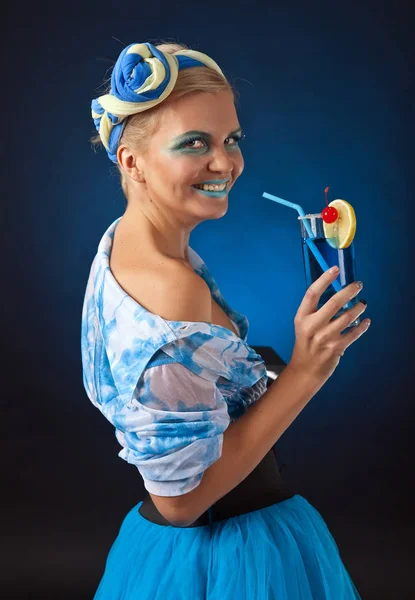 Junge schöne Frau mit Cocktail "blaue Lagune" — Stockfoto