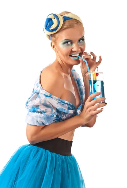 美丽的女子和鸡尾酒的"蓝色礁湖"上白色, 孤立 — 图库照片