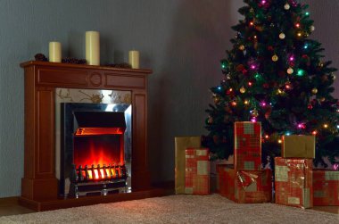 Hediyeler ve şömineli Noel ağacı.