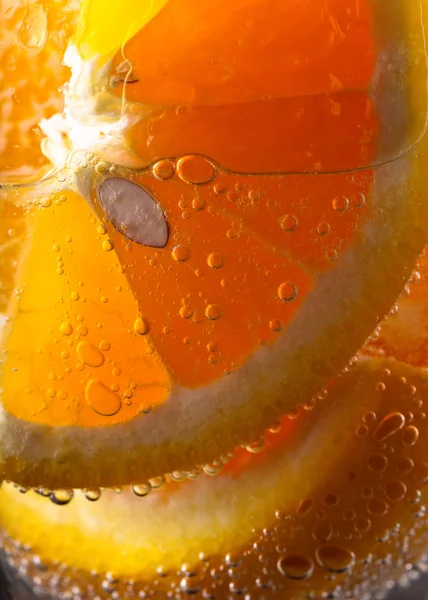 Koude koolzuurhoudende drank met oranje, macro schot — Stockfoto