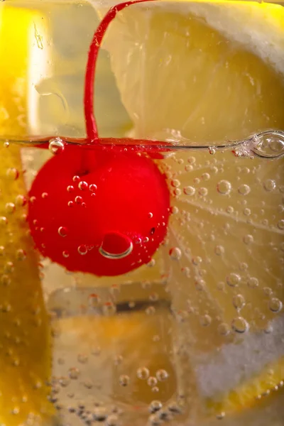 Bebida carbonatada com limão e cereja doce — Fotografia de Stock