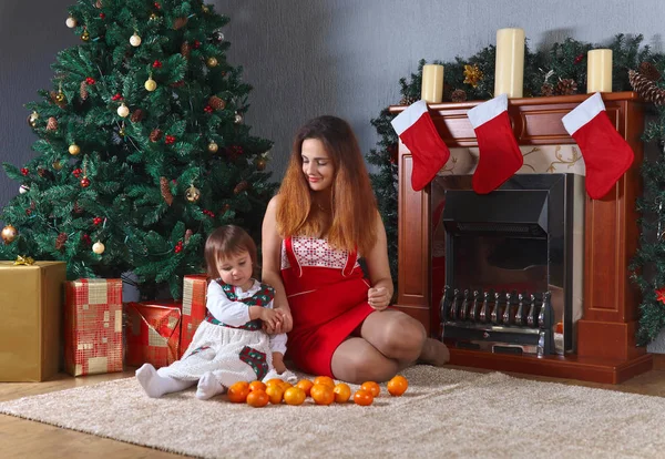 Meisje met moeder in de kamer met kerstversiering — Stockfoto