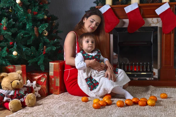 Маленькая девочка с мамой в комнате с рождественскими украшениями — стоковое фото