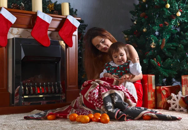 Meisje met moeder in de kamer met kerstversiering — Stockfoto