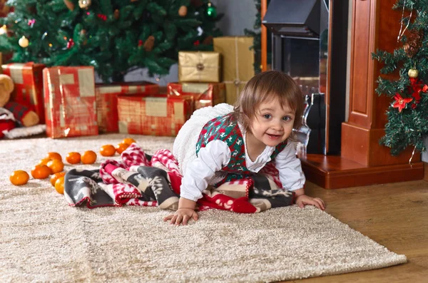 Маленькая девочка в комнате с рождественскими украшениями — стоковое фото