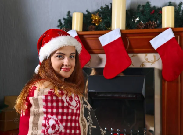 Noel süslemeleri ile genç kadın — Stok fotoğraf