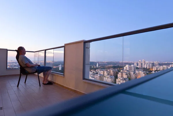 Balkon in der Innenstadt der modernen Stadt — Stockfoto