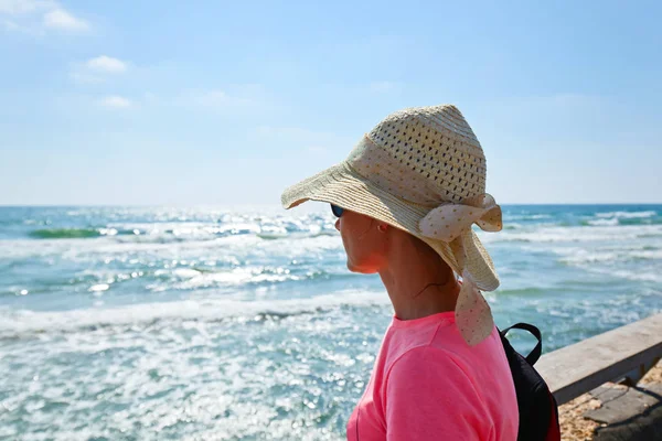 Mujer en una orilla del mar Mediterráneo —  Fotos de Stock