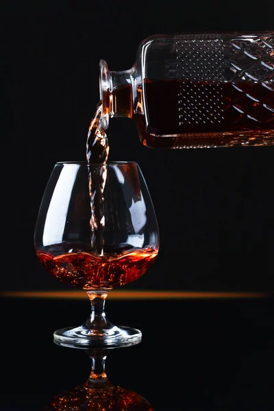 Bicchiere di brandy su fondo nero — Foto Stock