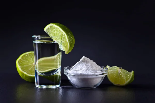 Gold tequila and lime — Stock Photo, Image