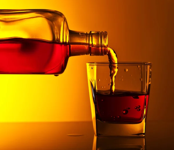 Üveg és üveg whiskey, egy üveg asztal — Stock Fotó
