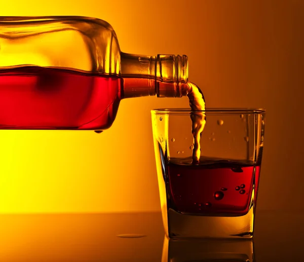 Flasche und Glas Whiskey auf einem Glastisch — Stockfoto