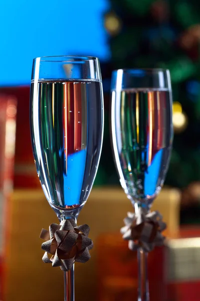 Δύο ποτήρια με σαμπάνια και χριστουγεννιάτικα στολίδια — Φωτογραφία Αρχείου