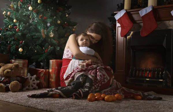 Мама с маленькой девочкой в комнате с рождественскими украшениями — стоковое фото