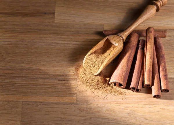 Cinnamon sticks and powder — Stock Photo, Image