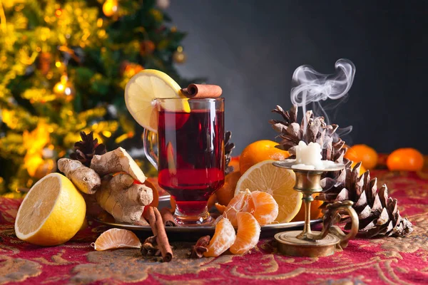 Vinho amassado com especiarias e tangerinas antes da árvore de Natal — Fotografia de Stock