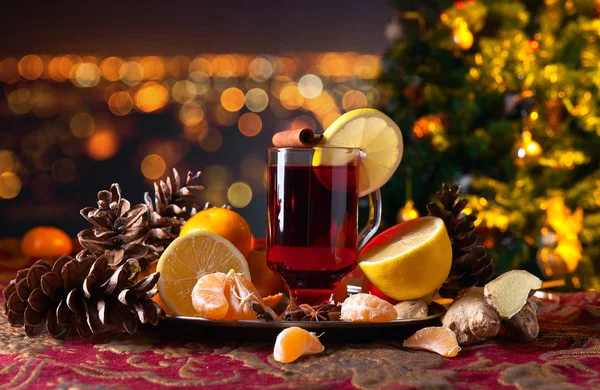 Вино со специями и мандаринами перед елкой — стоковое фото