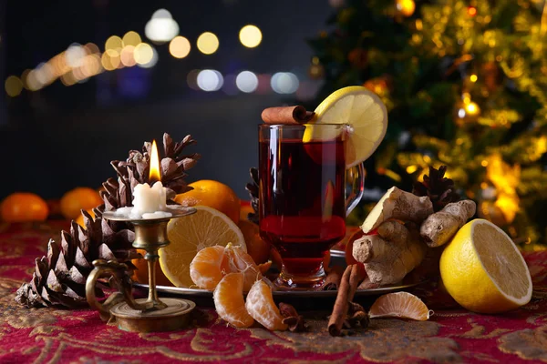 Vinho amassado com especiarias e tangerinas antes da árvore de Natal — Fotografia de Stock