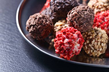 Ev yapımı şeker çikolata, fındık ve kurutulmuş çilek ile