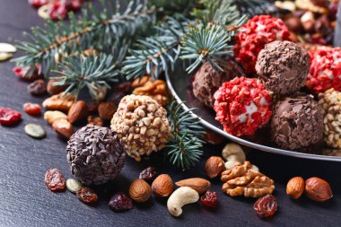 Ev yapımı şeker çikolata, fındık ve kurutulmuş çilek ile