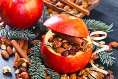 Kırmızı sulu elma ile çeşitli fındık, Kuru üzüm ve tarçın 