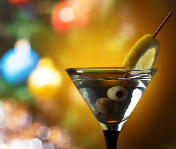 Martini com limão e azeitonas verdes — Fotografia de Stock