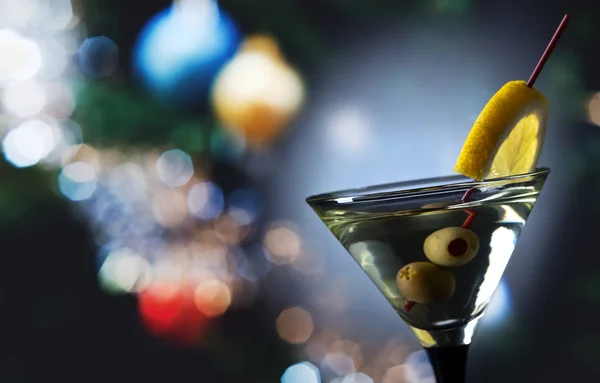 Martini z cytryna i zielone oliwki — Zdjęcie stockowe