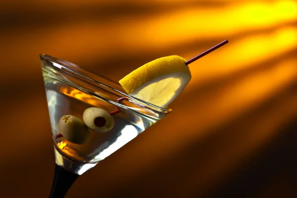 Martini au citron et olives vertes — Photo