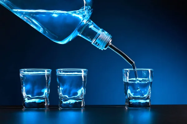 Vodka su un tavolo nero — Foto Stock