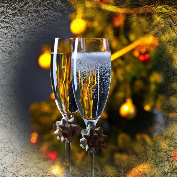 Zwei Gläser mit Champagner und Weihnachtsschmuck — Stockfoto