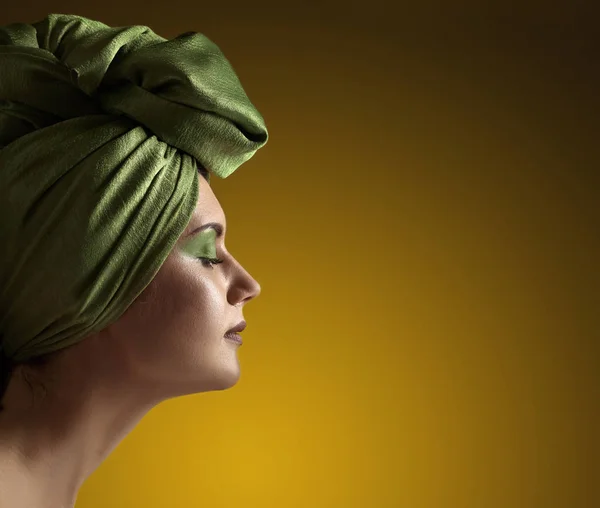 Femme en turban vert sur fond jaune — Photo