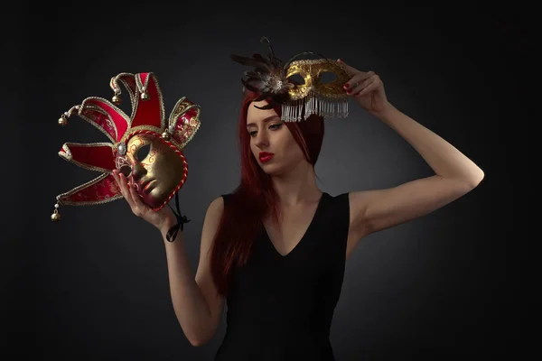 Schöne rothaarige Frau mit Karnevalsmaske — Stockfoto