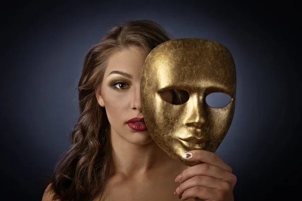 Donna con maschera carnevale d'oro su sfondo nero — Foto Stock