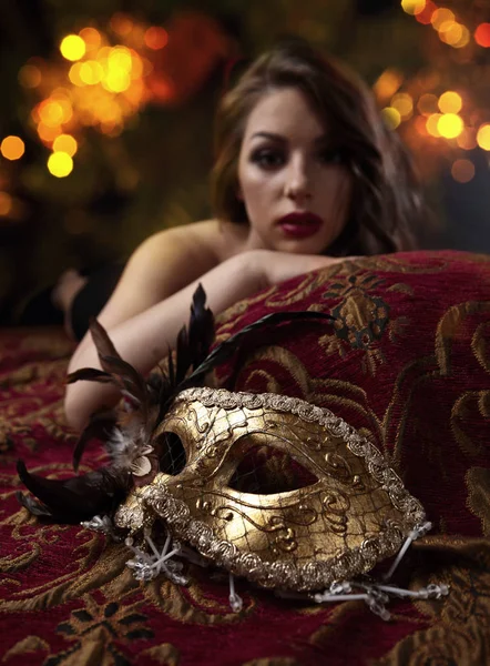 Bella donna con maschera carnevale d'oro, concentrarsi su un primo piano — Foto Stock