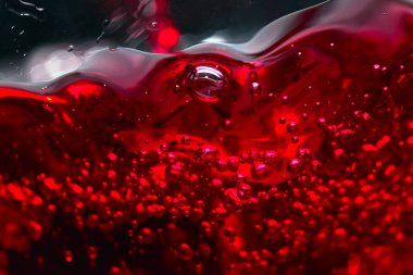 Siyah arkaplanda kırmızı şarap