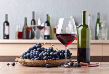 Bir kadeh kırmızı şarap. 