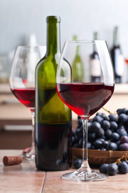 Bir kadeh kırmızı şarap. 