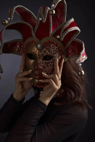 Bella donna con maschera di carnevale — Foto Stock