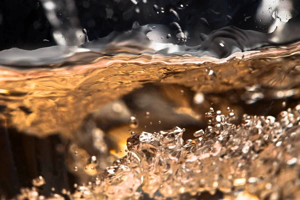 Vino bianco in calice su fondo nero — Foto Stock